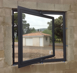 Ventana aluminio pivotante technal puigmetal