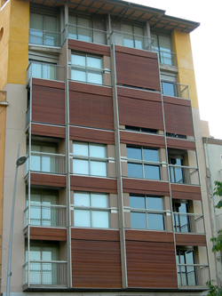 fachada con persiana de madera y aluminio technal guadalajara